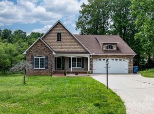 1263 Waterford Dr, Hickory, NC 28602