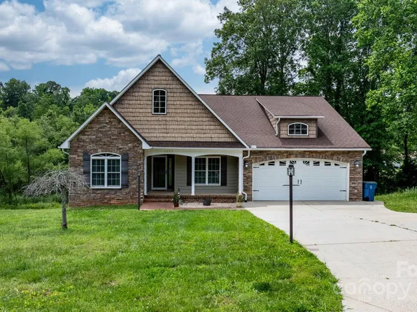 1263 Waterford Dr, Hickory, NC 28602