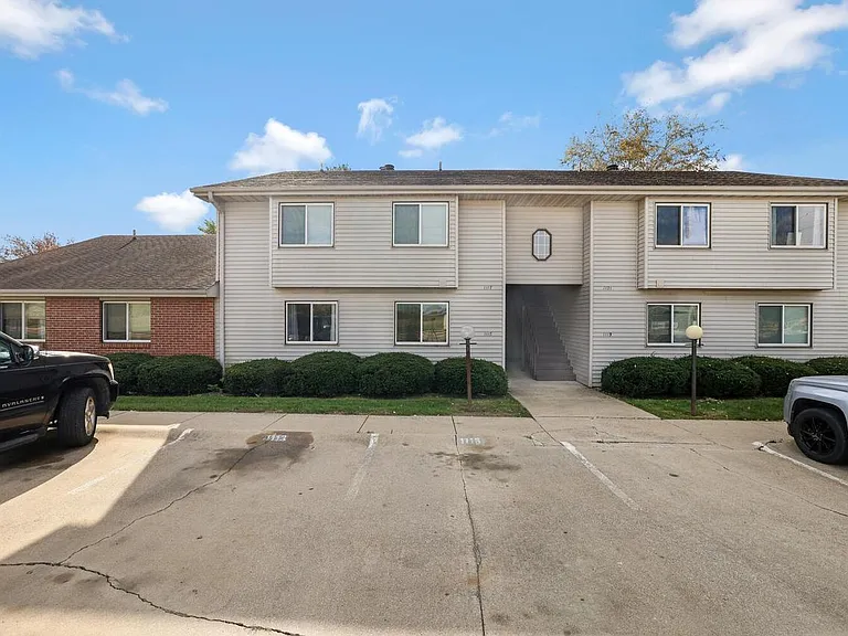 1115 Laura Dr — Photo 5