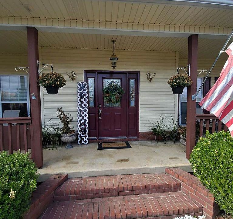 1st image of 924 Oak Grove Rd