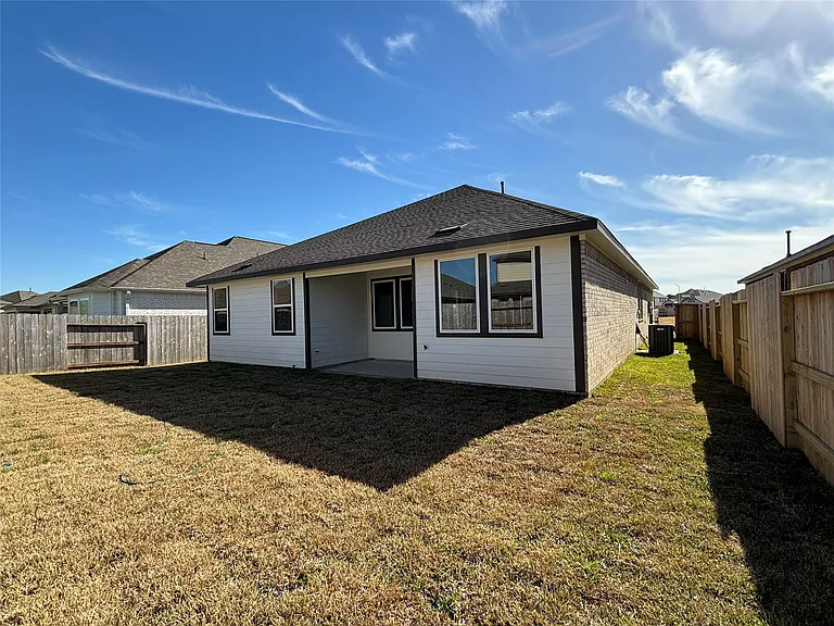 2913 Cliff Ridge Ln — Photo 3