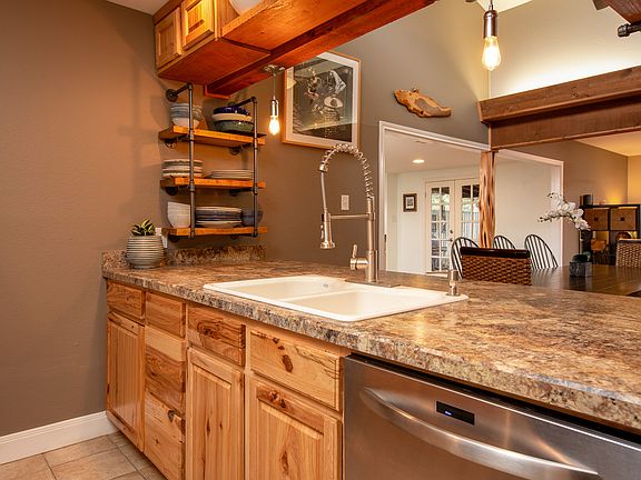 5th image of 27 Stonehouse Cir
