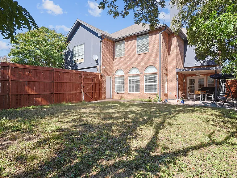 501 Halifax Ln — Photo 37
