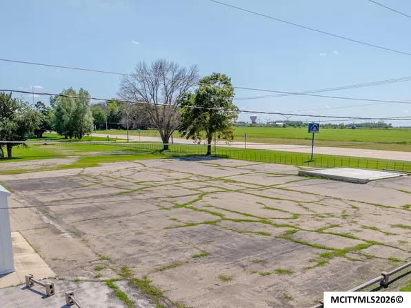33rd St SE, Mason City, IA 50401