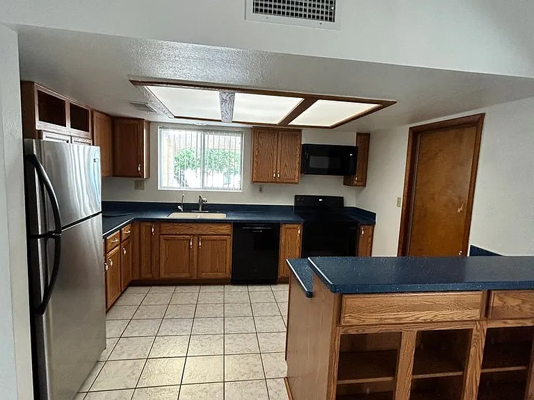 2401 Cosnina Dr — Photo 8