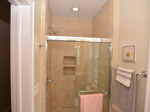 5th image of 1408 N Bell Ave #1