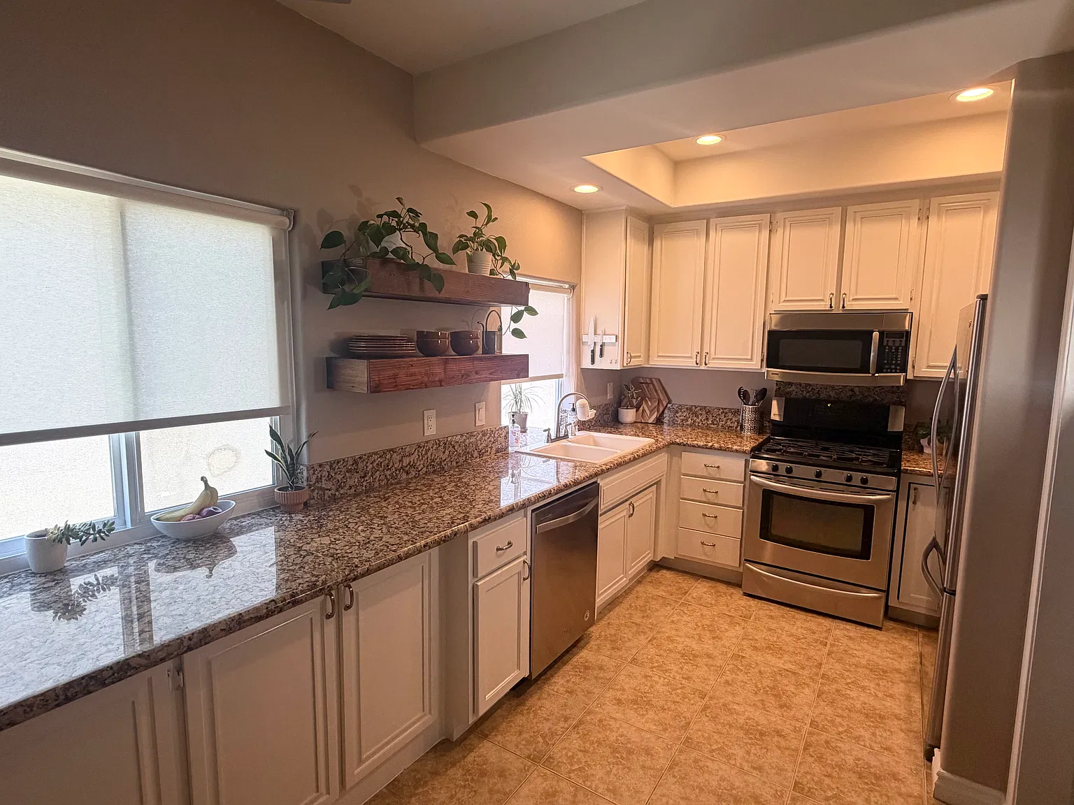 2 bed, 2.5 bath, 1070 sqft, $3,400 — Photo 2