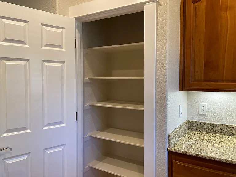 806 SW Kinsington Ct — Photo 7