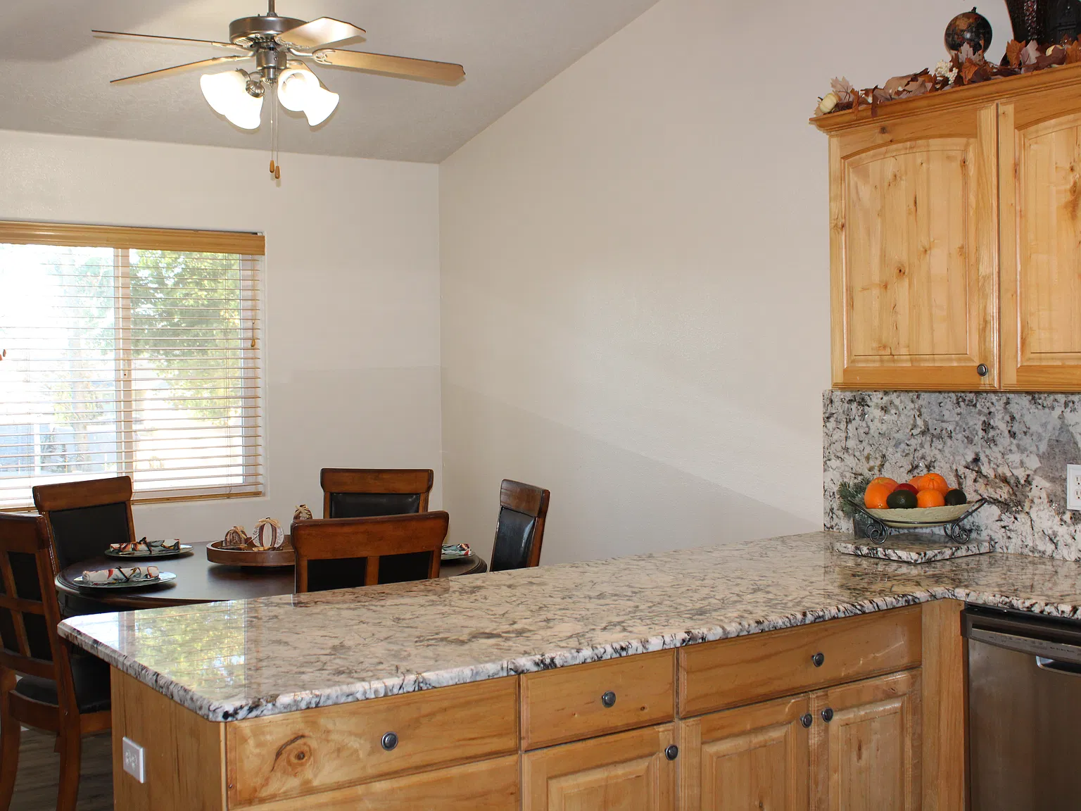 5 bed, 3007 sqft, $2,900 — Photo 3