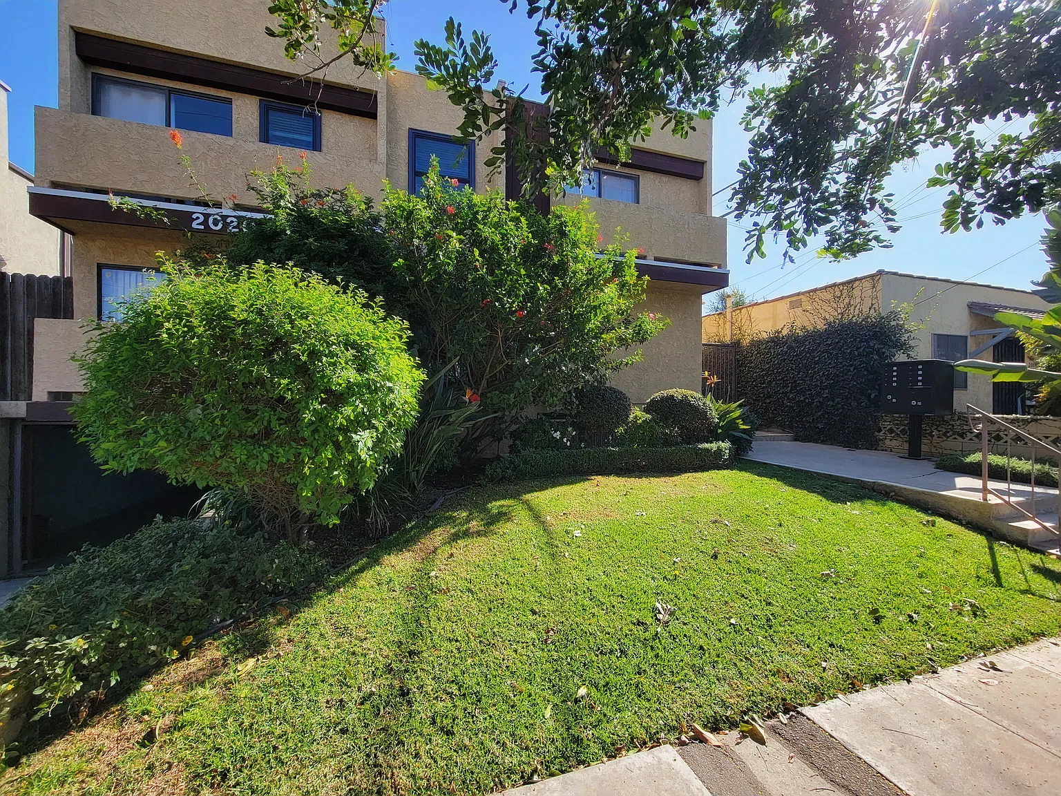3 bed, 2.5 bath, 1425 sqft, $5,295 — Photo 2