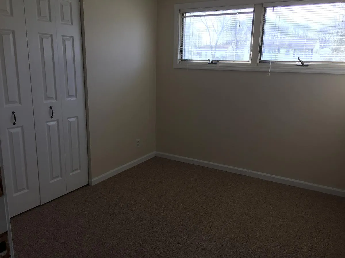 3 bed, 988 sqft, $1,900 — Photo 2