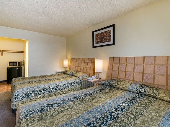 4th image of 5201 Dean Martin Dr