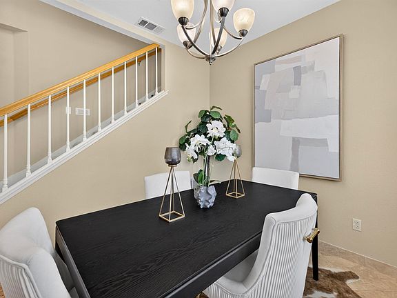 5th image of 305 Sutton Cir