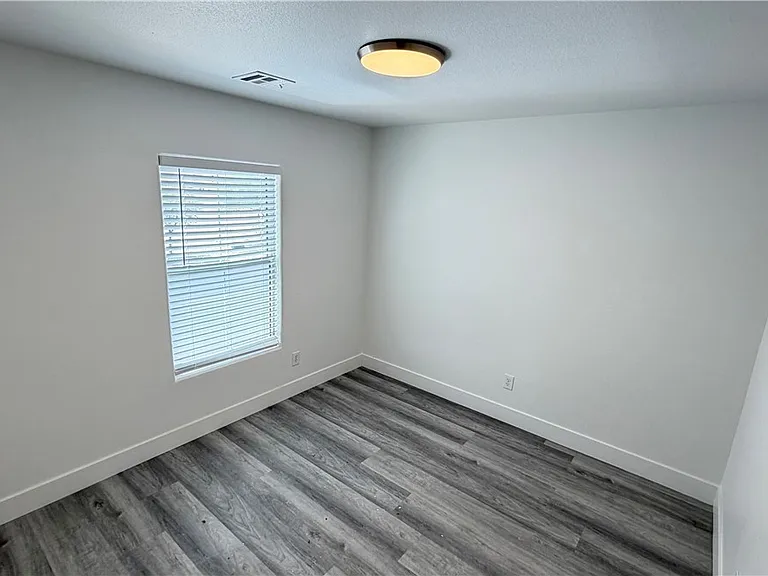 194 Gilliflower Ave #0 — Photo 10