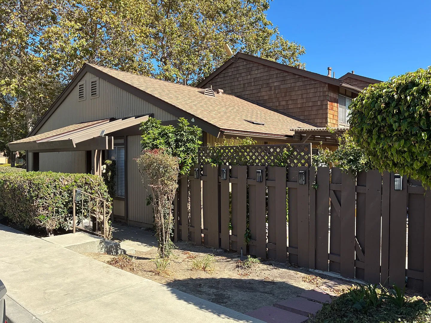 For Lease - Charming 2+1 condo - 2 car garage Ventura, CA — Photo 1