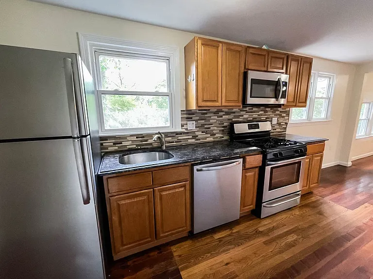 252 Goffe Ter — Photo 3