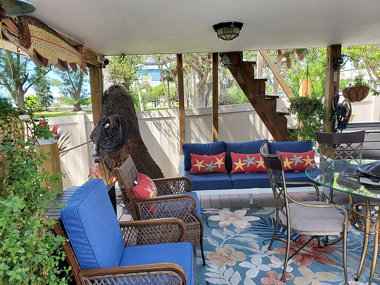 OWNERS BUNGELOW SUITE LOWER COVERED DECK SEATING AREAS