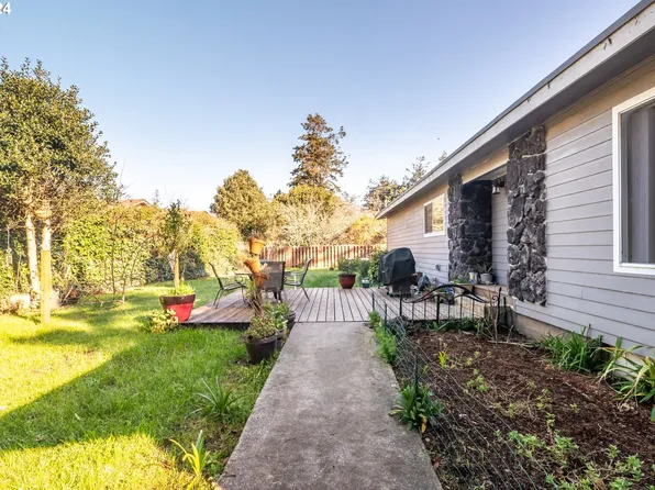 618 19th St, Port Orford, OR 97465