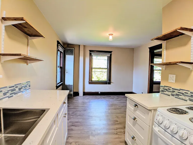 427 SW 5th St — Photo 3