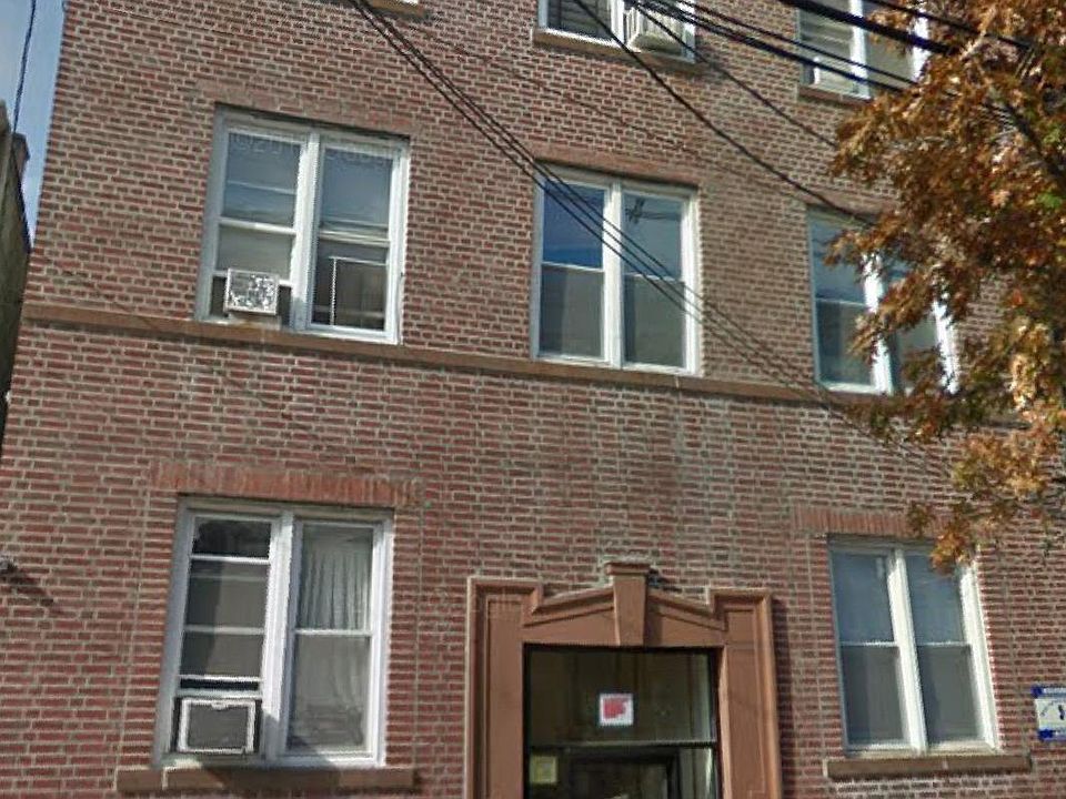 2nd image of 967 Summit Ave #23