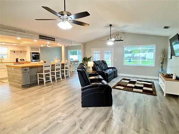 3rd image of 2411 Parkland Dr