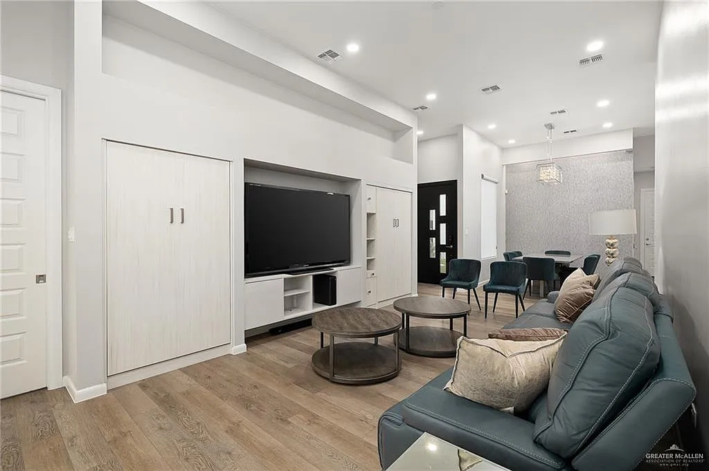 4 bed, 3.5 bath, 2102 sqft, $3,600 — Photo 4