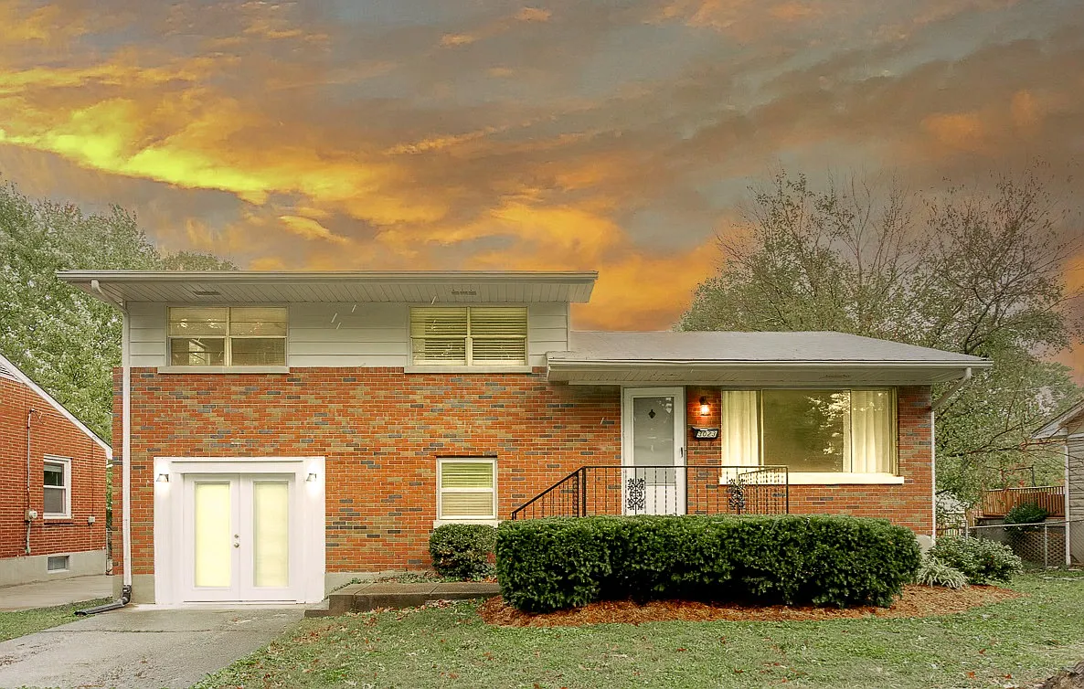 3 bed, 1.5 bath, 1800 sqft, $2,100 — Photo 1