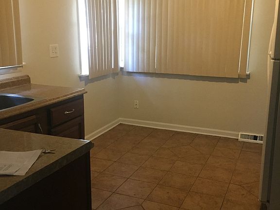 5th image of 427 Clyde Ave
