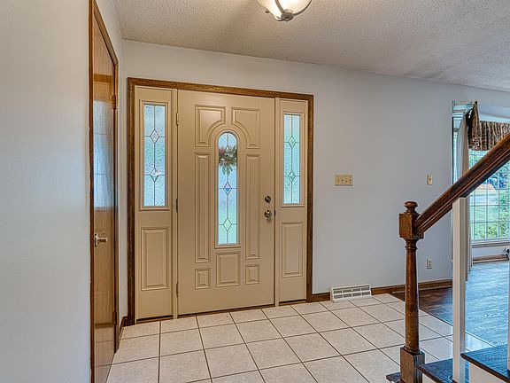 3rd image of 7501 Meadowview Dr