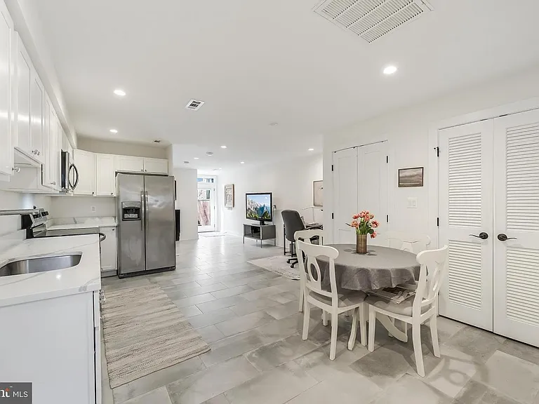 648 F St NE #1 — Photo 3