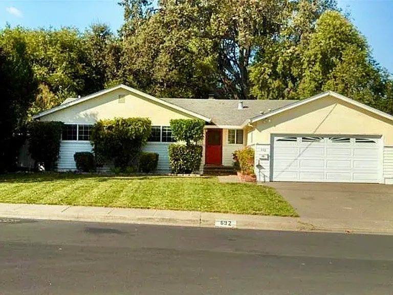 692 Calle De La Mesa — Photo 4