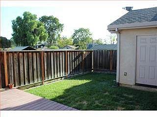 3rd image of 886 Roberts Pl