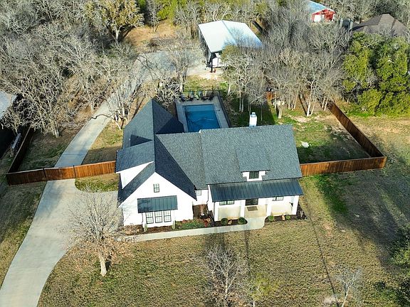 3rd image of 1017 Forest Glen Rd