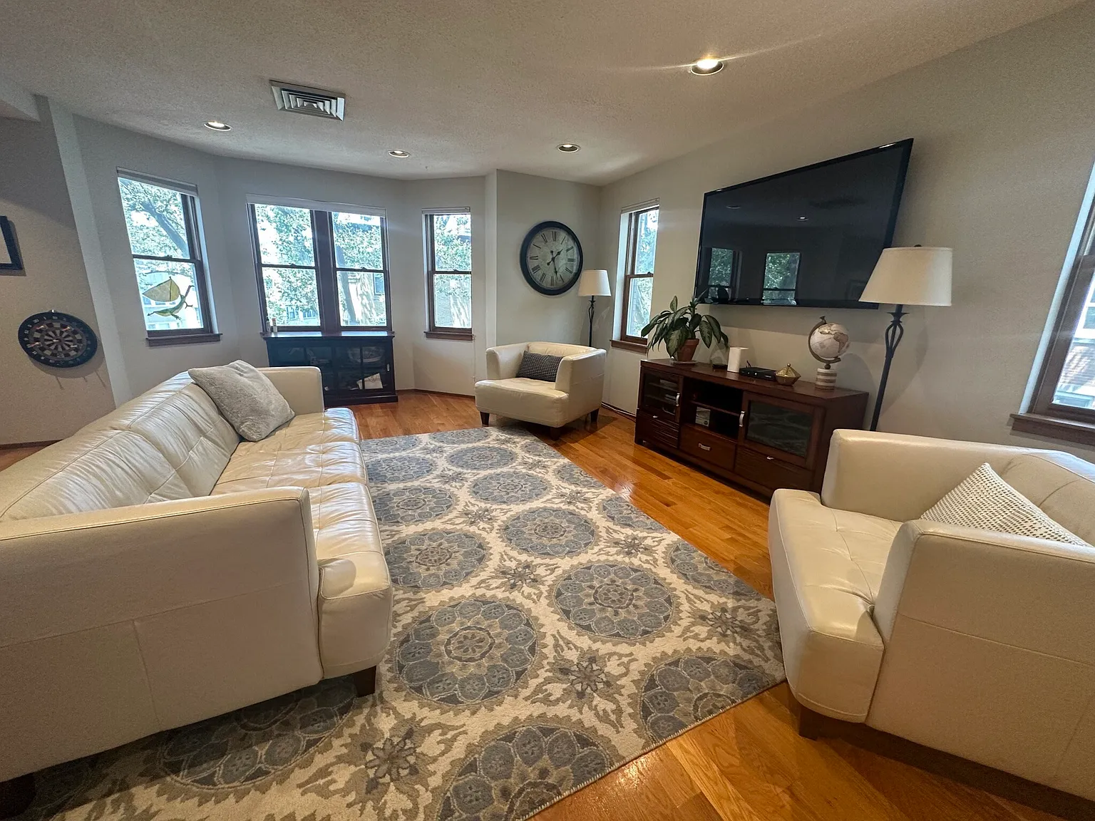 2 bed, 2.0 bath, 1410 sqft, $4,300 — Photo 2