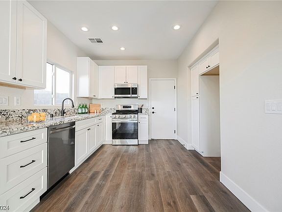 5th image of 8406 Clear Ave