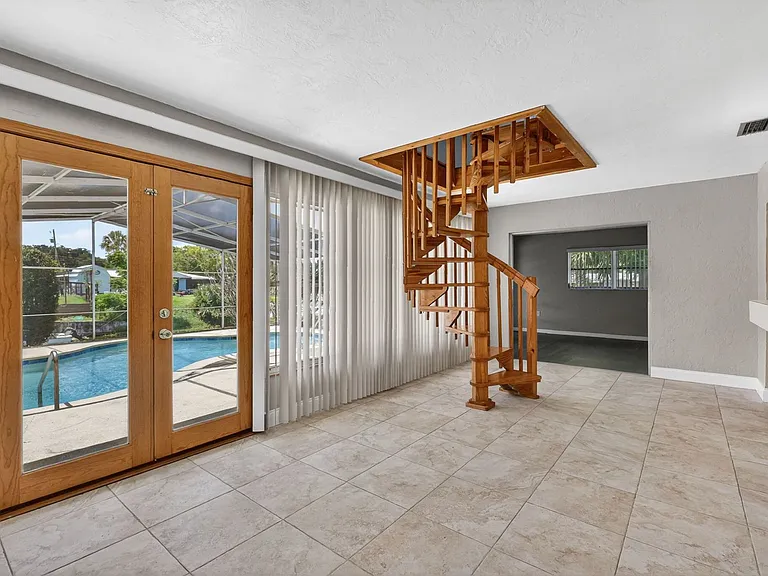 1627 Canal Ct — Photo 15