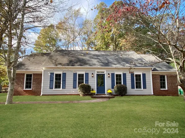 8444 Knollbrook Dr, Charlotte, NC 28270