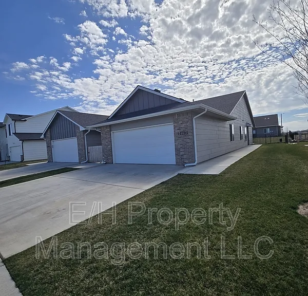 12195 N Fennec — Photo 1