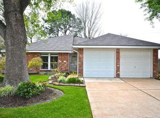 306 Village Creek Dr, Webster, TX 77598