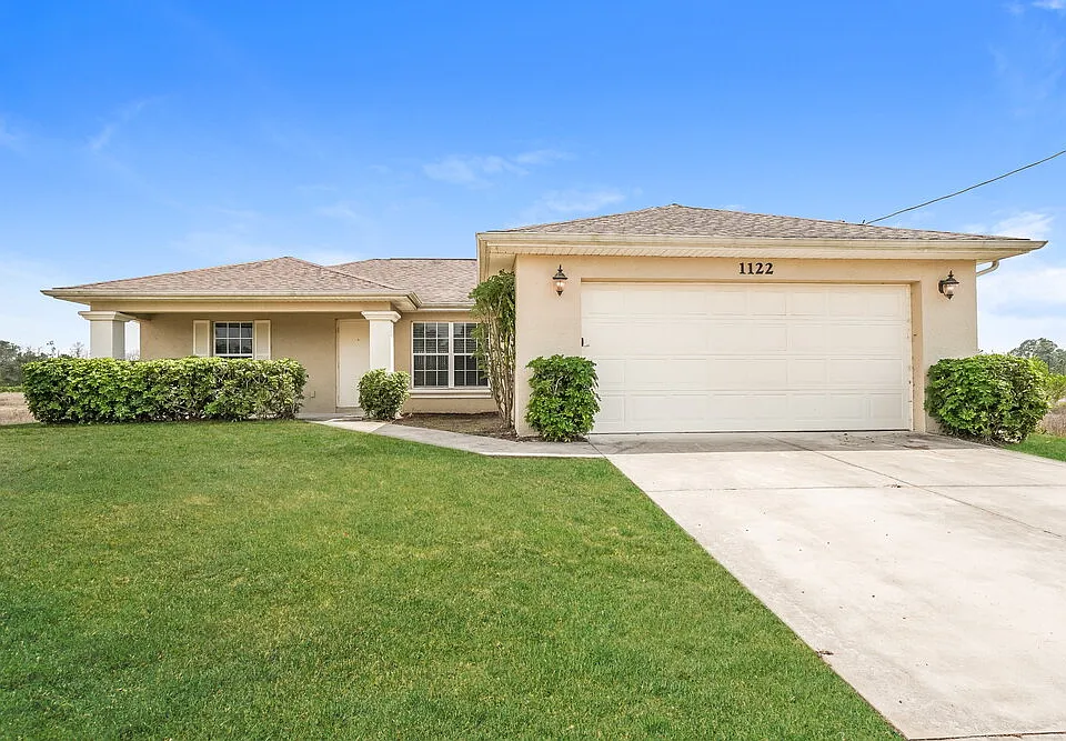 1122 Ectype St E