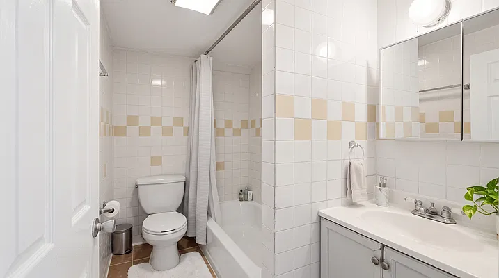 Bathroom, photo 1