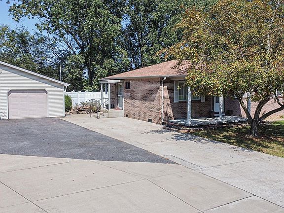 2nd image of 235 Wyndotte Way