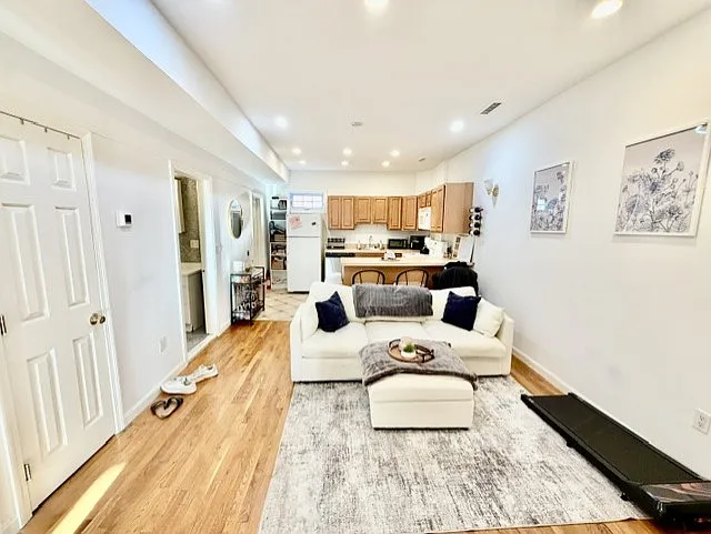 2 bed, 9999 sqft, $3,200 — Photo 2