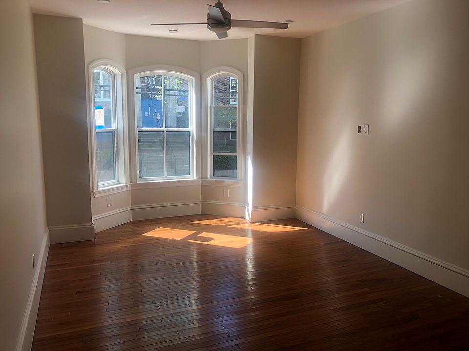 Spacious living room w cable and power for tv in wall to keep wires tidy