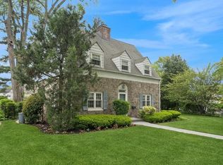 2 Wyatt Rd, Garden City, NY 11530