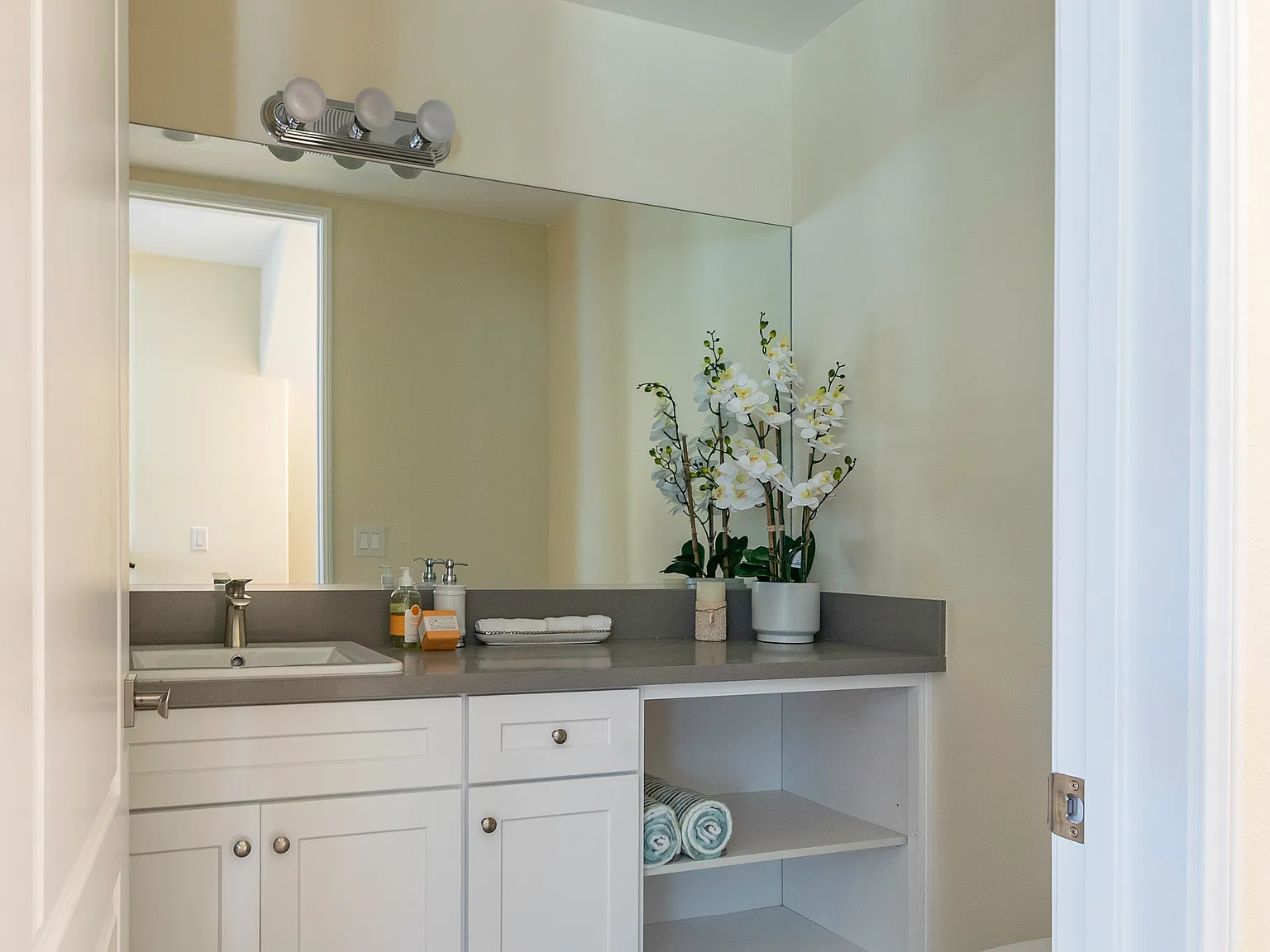 2 bed, 2.5 bath, 1047 sqft, $3,800 — Photo 4