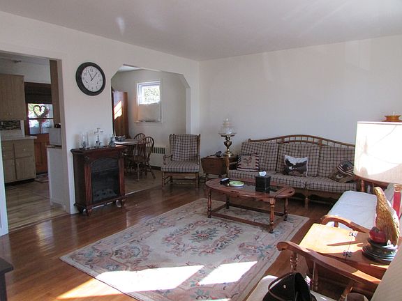3rd image of 107 Fortfield Ave