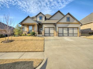 3041 Hunter Crest Dr, Edmond, OK 73034