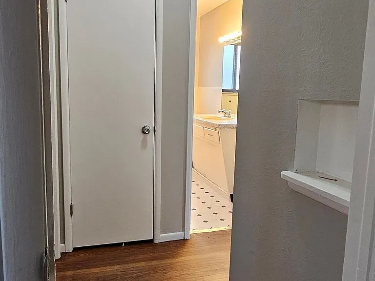 1136 Akron St — Photo 22