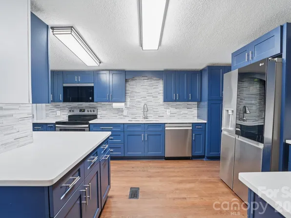 605 Ridgewood Ct, Mount Holly, NC 28120